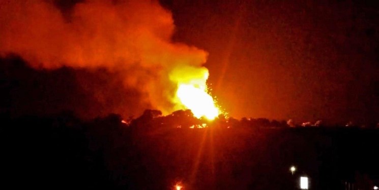 انفجار شدید در یمن دهها تن از عناصر ائتلاف سعودی را به کام مرگ فرو برد