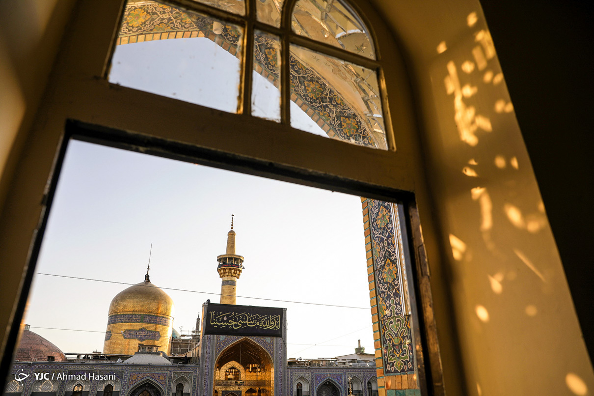 عکس/ مراسم اذن عزای حسینی و تعویض پرچم گنبد حرم امام رضا (ع)