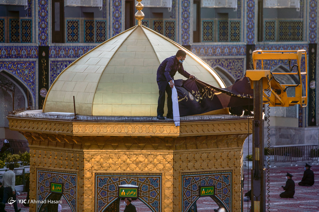 عکس/ مراسم اذن عزای حسینی و تعویض پرچم گنبد حرم امام رضا (ع)