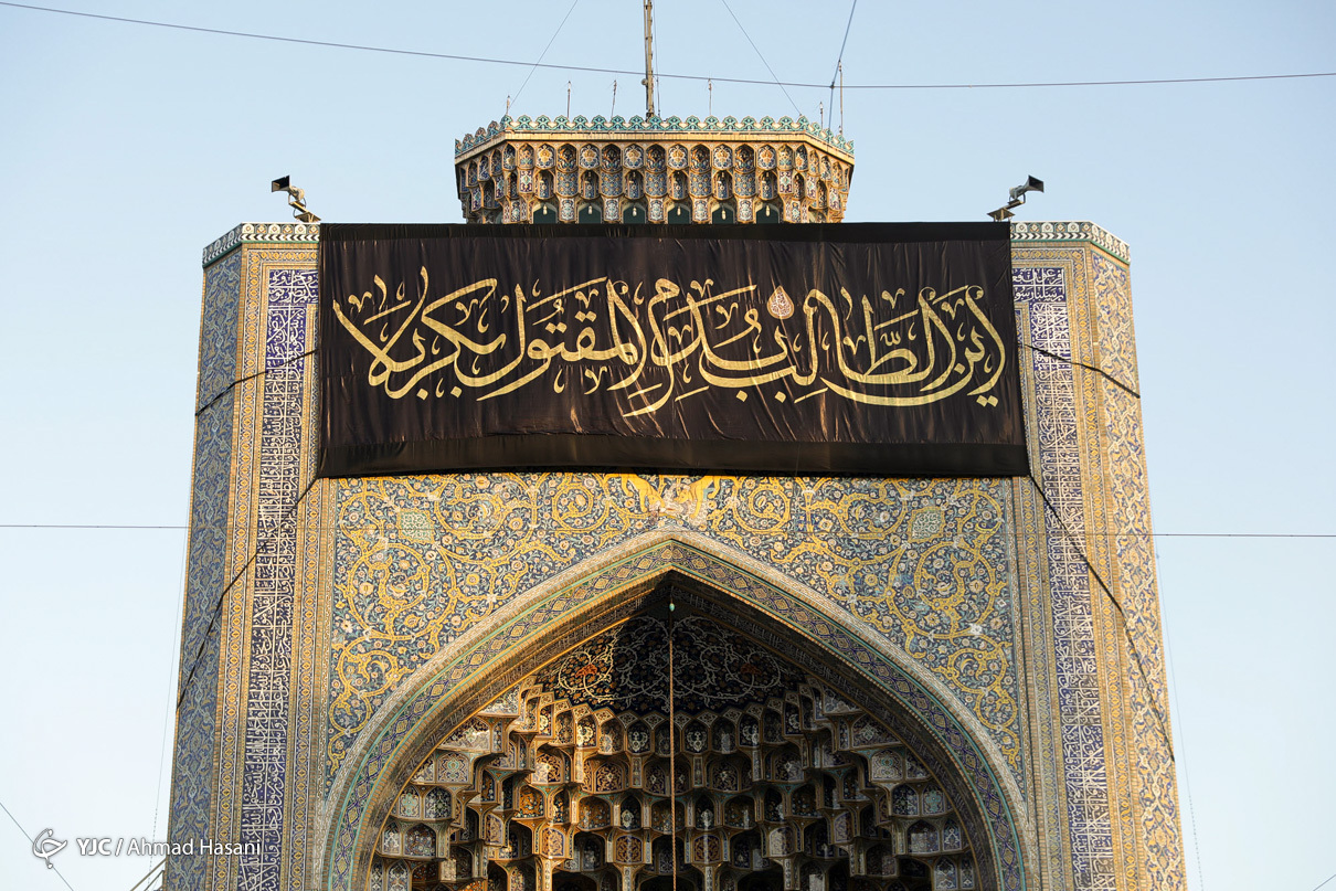 عکس/ مراسم اذن عزای حسینی و تعویض پرچم گنبد حرم امام رضا (ع)