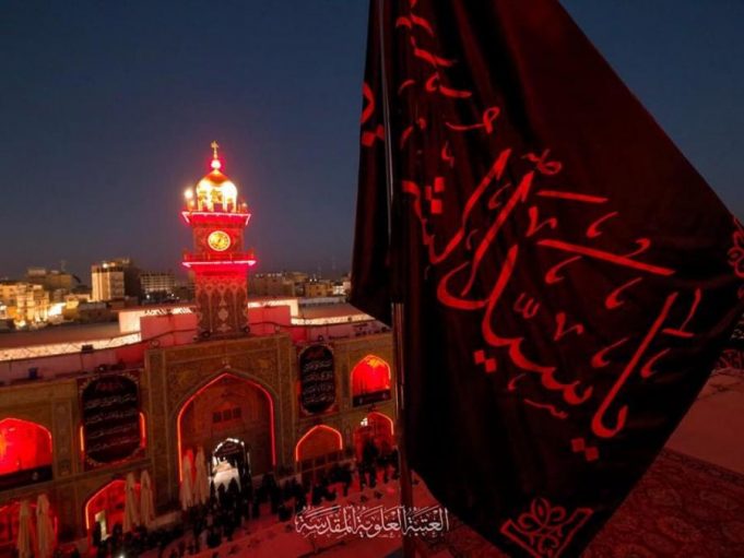 برافراشتن پرچم عزای حسینی در حرم امام علی(ع)