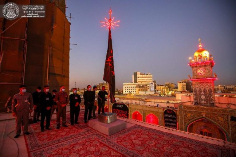 برافراشتن پرچم عزای حسینی در حرم امام علی(ع)
