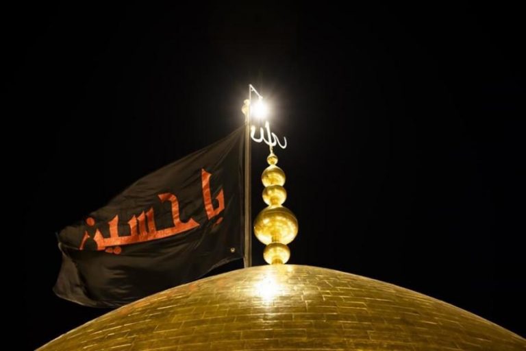برافراشتن پرچم عزای حسینی در حرم امام علی(ع)