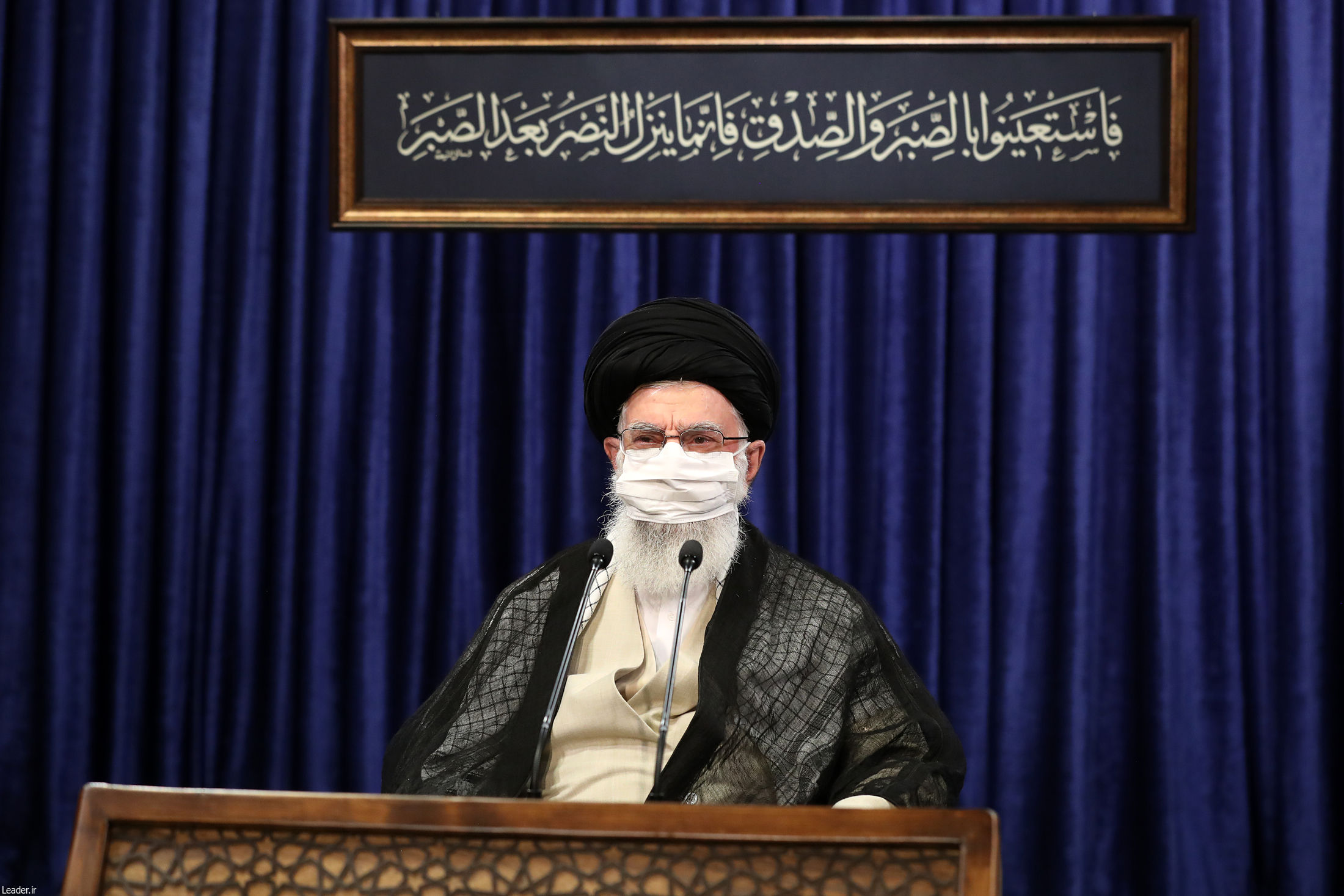 پیام حدیث نصب شده در محل سخنرانی رهبر انقلاب