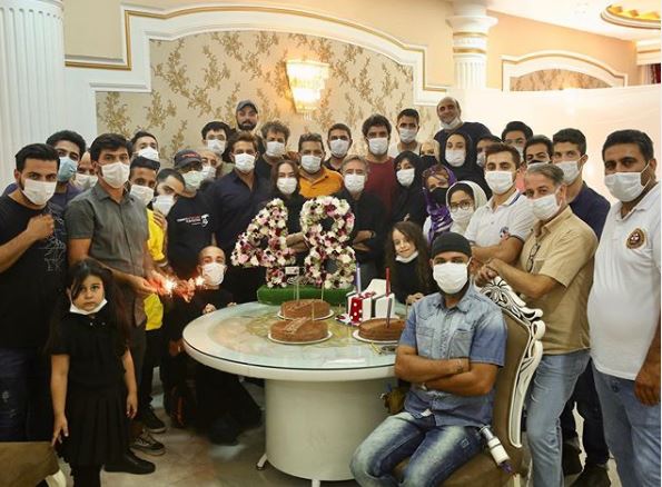چهره ها/ عکس دسته جمعی منوچهر هادی و عوامل «گیسو» با ماسک