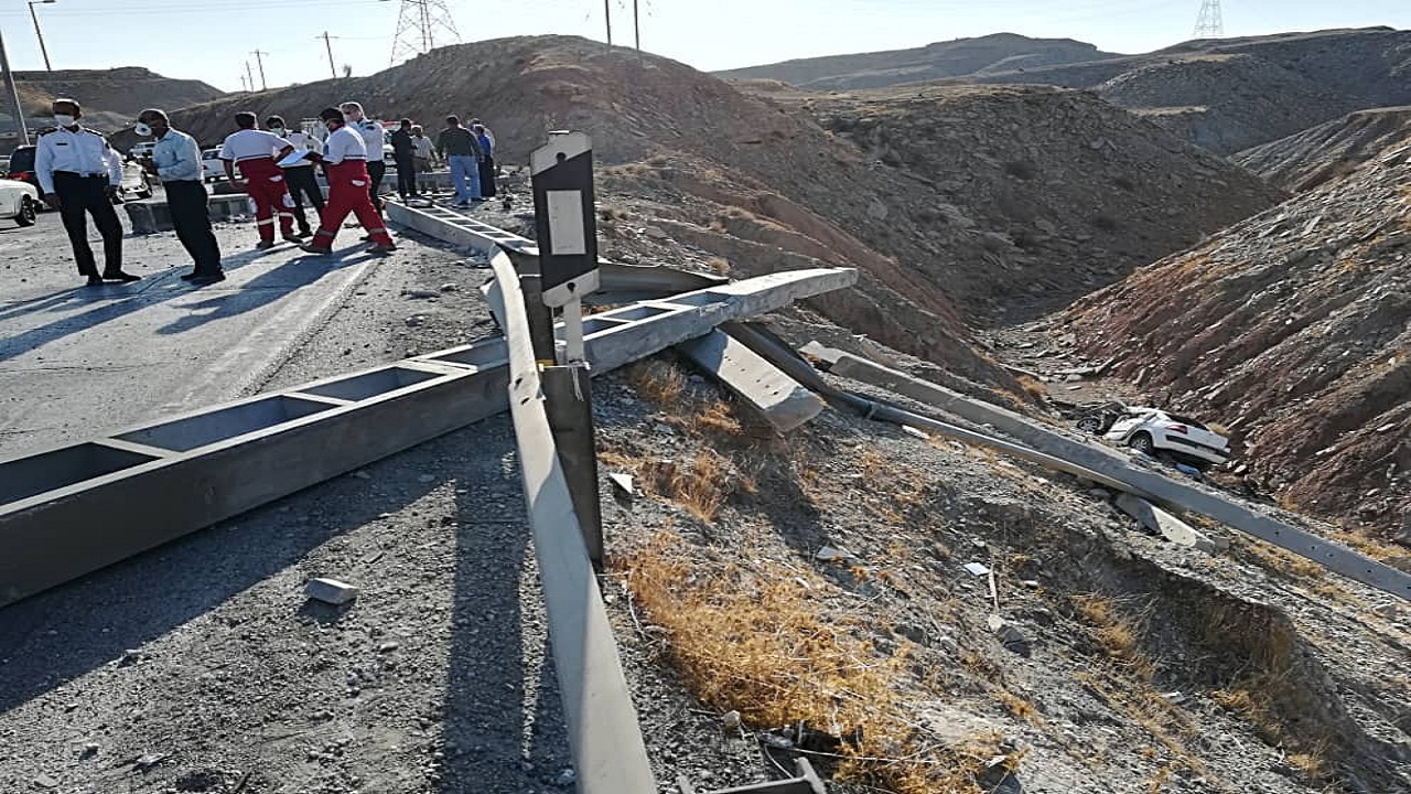 عکس/ برخورد خودرو مگان با محموله یک تریلی