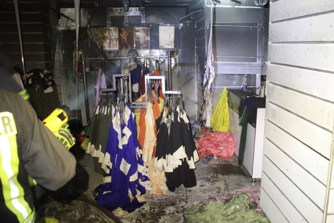 مهار آتش سوزی در فروشگاه پوشاک در شیراز