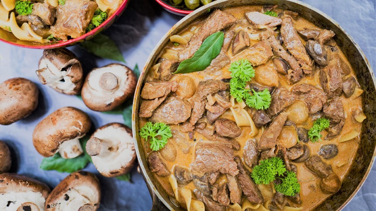 طرز تهيه چيکن استراگانف؛ طعمي به ياد ماندني