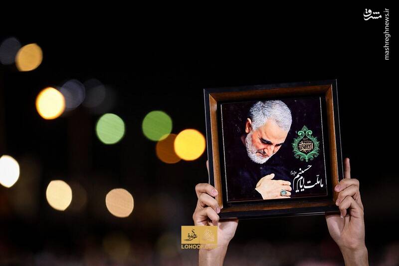 عکس/ به یاد حاج قاسم در مراسم شب تاسوعای هیئت ریحانه الحسین(ع)