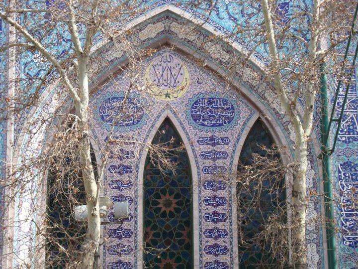 شعر عاشورایی کمتر توجه شده بر سردر حسینیه مشهور تهران