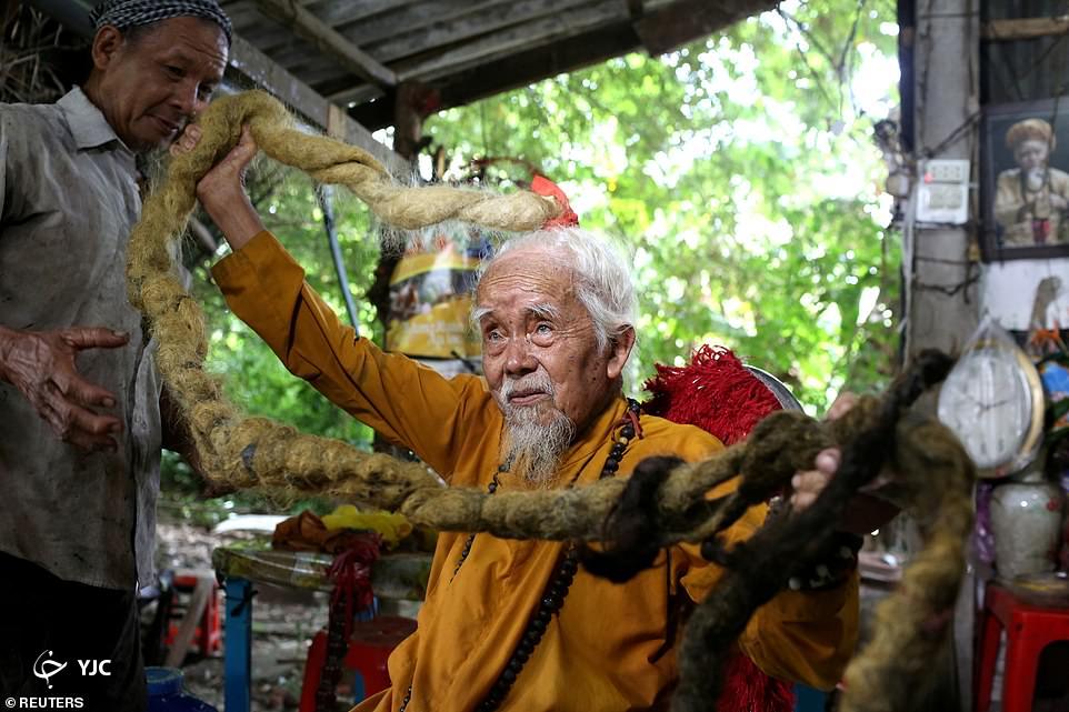 پیرمرد 92 ساله ویتنامی با موهای چهار و نیم متری!