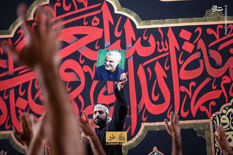 عکس/ به یاد حاج قاسم در مراسم شب تاسوعای هیئت ریحانه الحسین(ع)