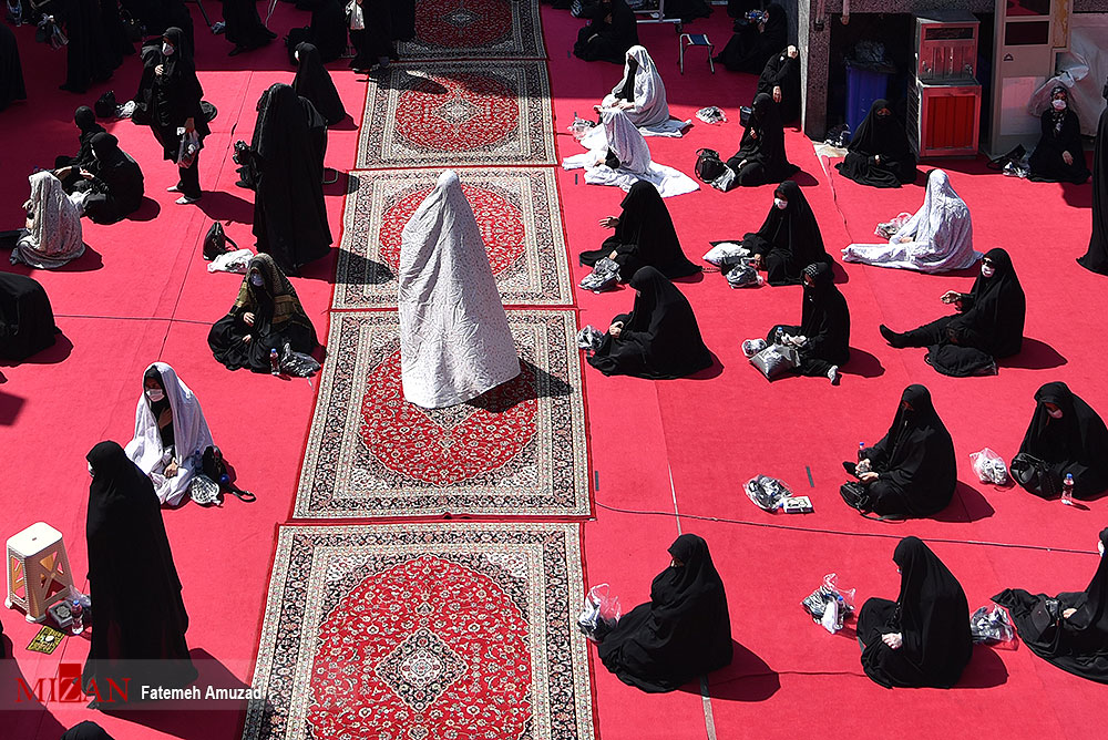 اشک و عزاداری جوان ها در حرم امامزاده صالح (ع)