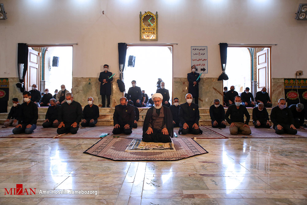 عکس/ فاصله نمازگزاران عاشورایی در حرم حضرت عبدالعظیم حسنی (ع)
