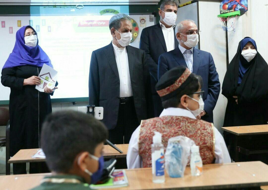 جهانگیری به دانش‌آموزان امضا داد