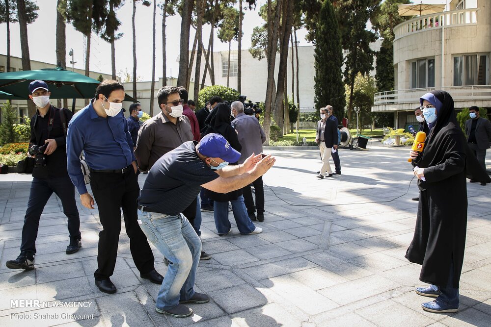 پشت صحنه از خبرنگاران در حیاط دولت