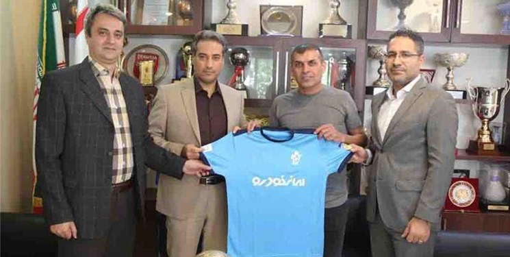 ویسی رسما یک فصل دیگر سرمربی پیکان ماند