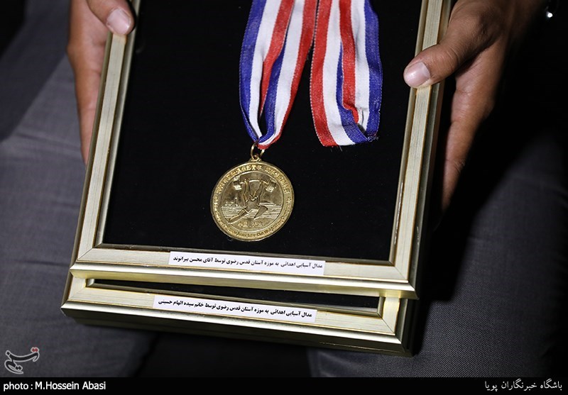 اهدای مدال برای محرومان توسط قهرمانان وزنه برداری