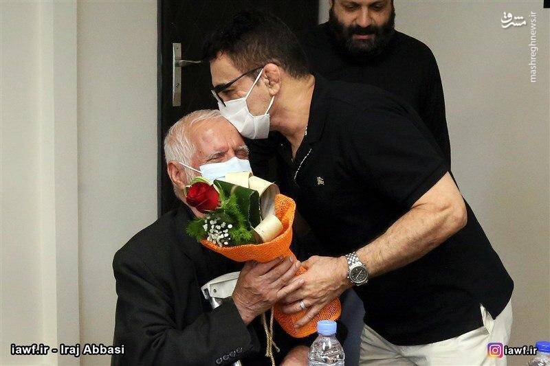 بوسه محمد بنا بر سر پدر شهید پاشاپور