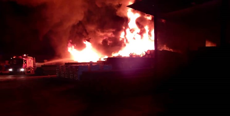 آتش‌سوزی در یک واحد صنعتی در گرمسار؛ حریق پس از ۳ ساعت مهار شد