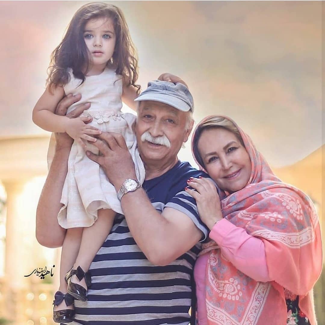 محمود پاک‌نیت و همسرش همراه نوه‌شان 