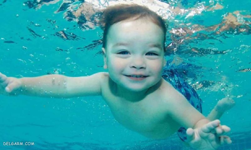 نوزادان تا چه سنی میتوانند در آب شنا کنند؟