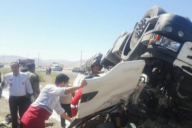 ۲ دستگاه تریلی در خوزستان واژگون شدند