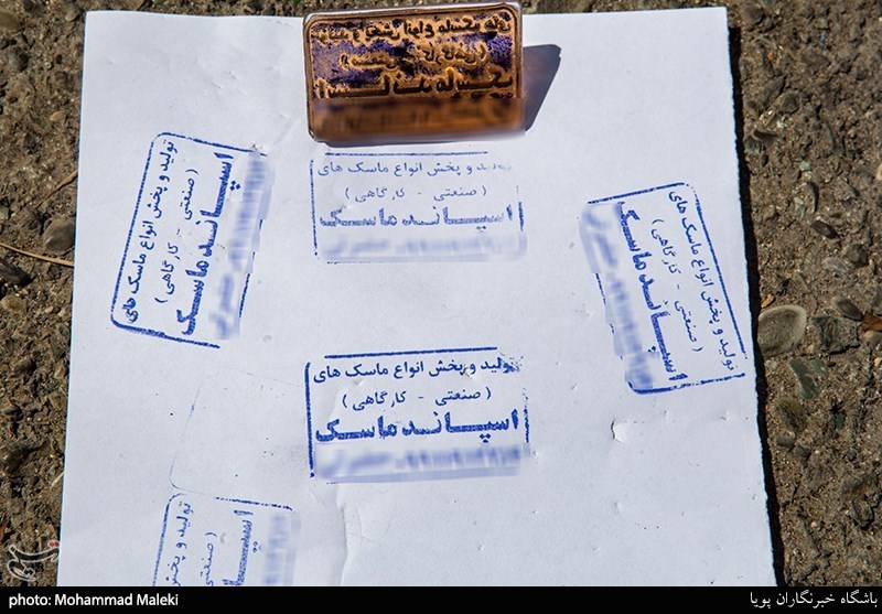 عکس/ کشف ۱۰۰ هزار ماسک غیر بهداشتی