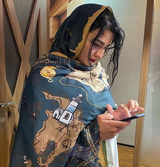 چهره ها/ بازیگر سریال علی‌البدل غرق در گوشی‌اش