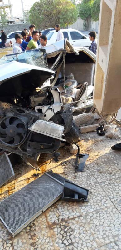 عکس/ برخورد پژو به تیر چراغ برق در برازجان