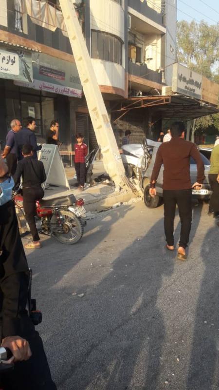 عکس/ برخورد پژو به تیر چراغ برق در برازجان