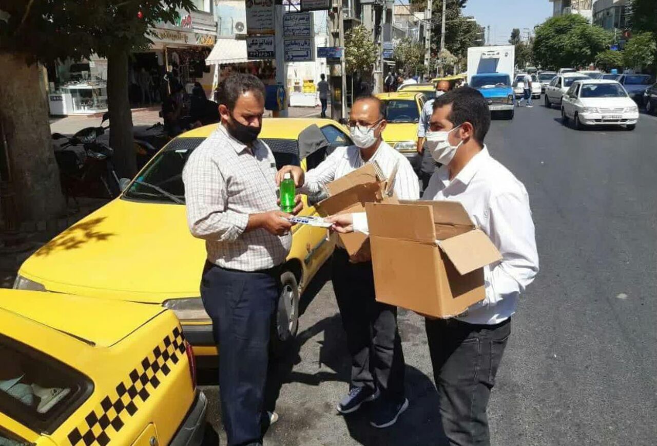 توزیع رایگان ماسک و مواد ضدعفونی کننده بین رانندگان تاکسی