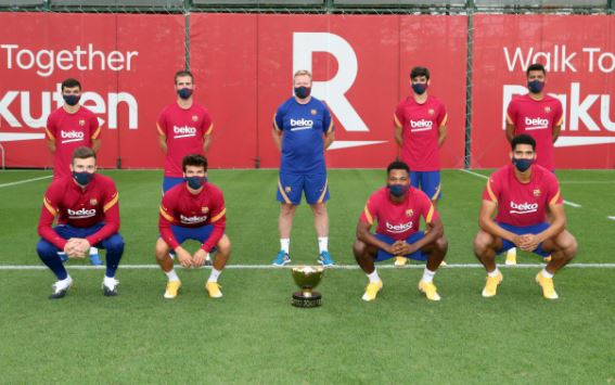 رونالد کومان و بازیکنان بارسلونا در کنار جام خوان گمپر