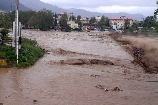 بسته شدن مسیرهای اصلی شهر تالش به علت سیلاب