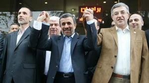 فعال اصولگرا: احمدی‌نژاد بخاطر بقایی و مشایی از مردم فاصله گرفت
