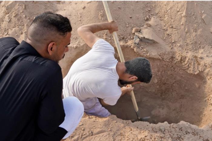 عکس/ انتقال قربانیان کرونا به مقبره های خانوادگی در عراق