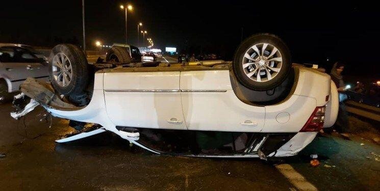واژگون شدن خودرو سوزوکی در اتوبان تهران - قم