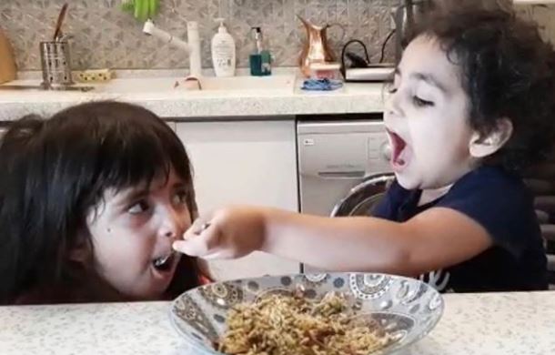 چهره‌ها/ بازیگوشی دختر منوچهر هادی با دخترخاله‌اش