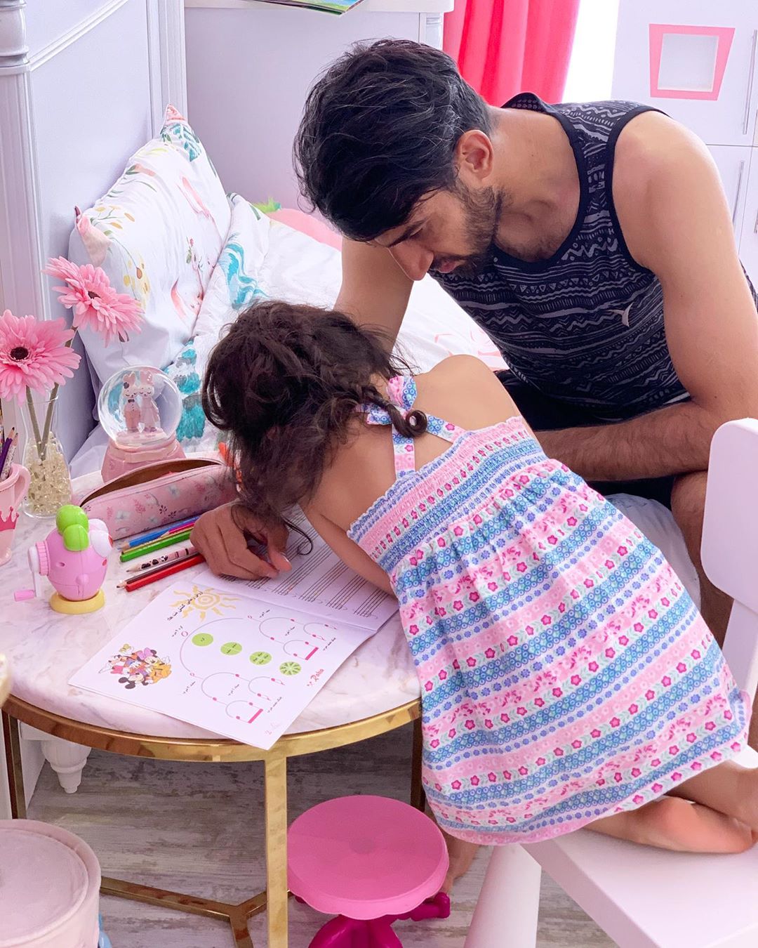 چهره ها/ مشق نوشتن حسین ماهینی با دخترش
