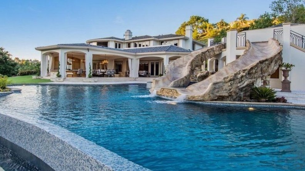 عمارت سوپرلاکچری ستاره تیم بسکتبال لیکرز