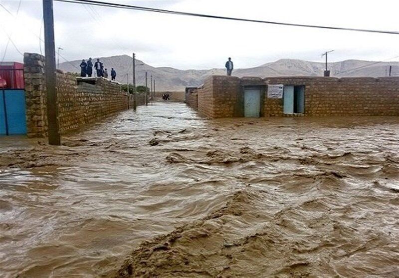 سیل در هرسین کرمانشاه راه ارتباطی سه روستا را قطع کرد