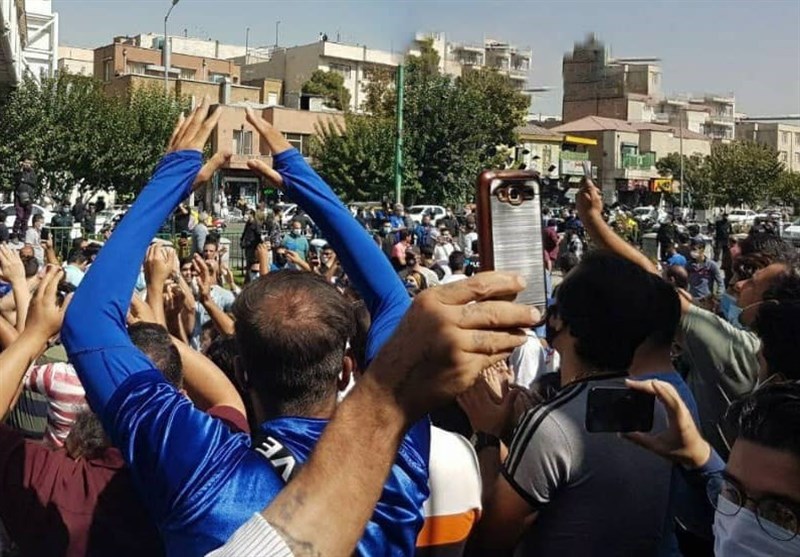 تجمع استقلالی‌ها مقابل مجلس و شعار علیه 2 وزیر روحانی
