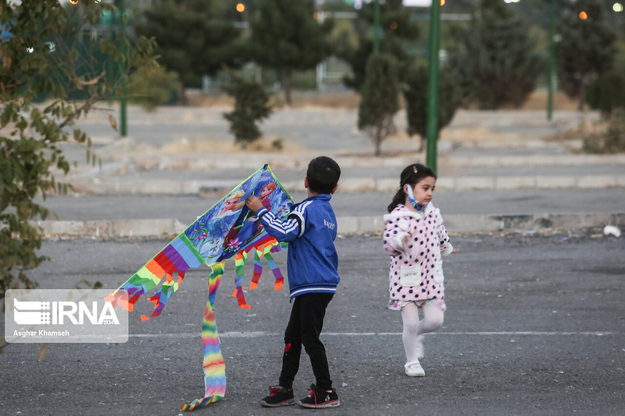 بادبادک بازی در همسایگی برج میلاد 