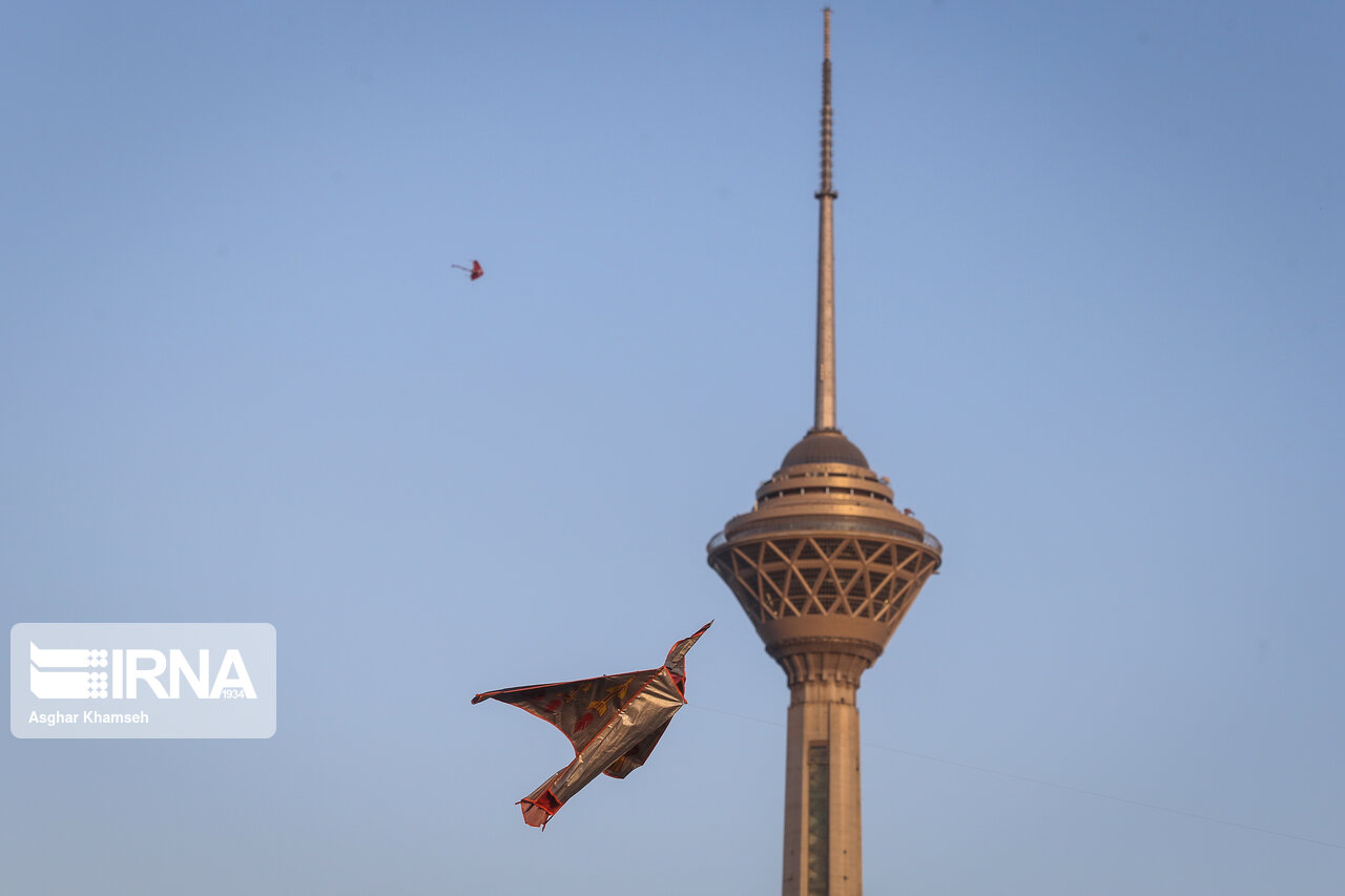 بادبادک بازی در همسایگی برج میلاد 