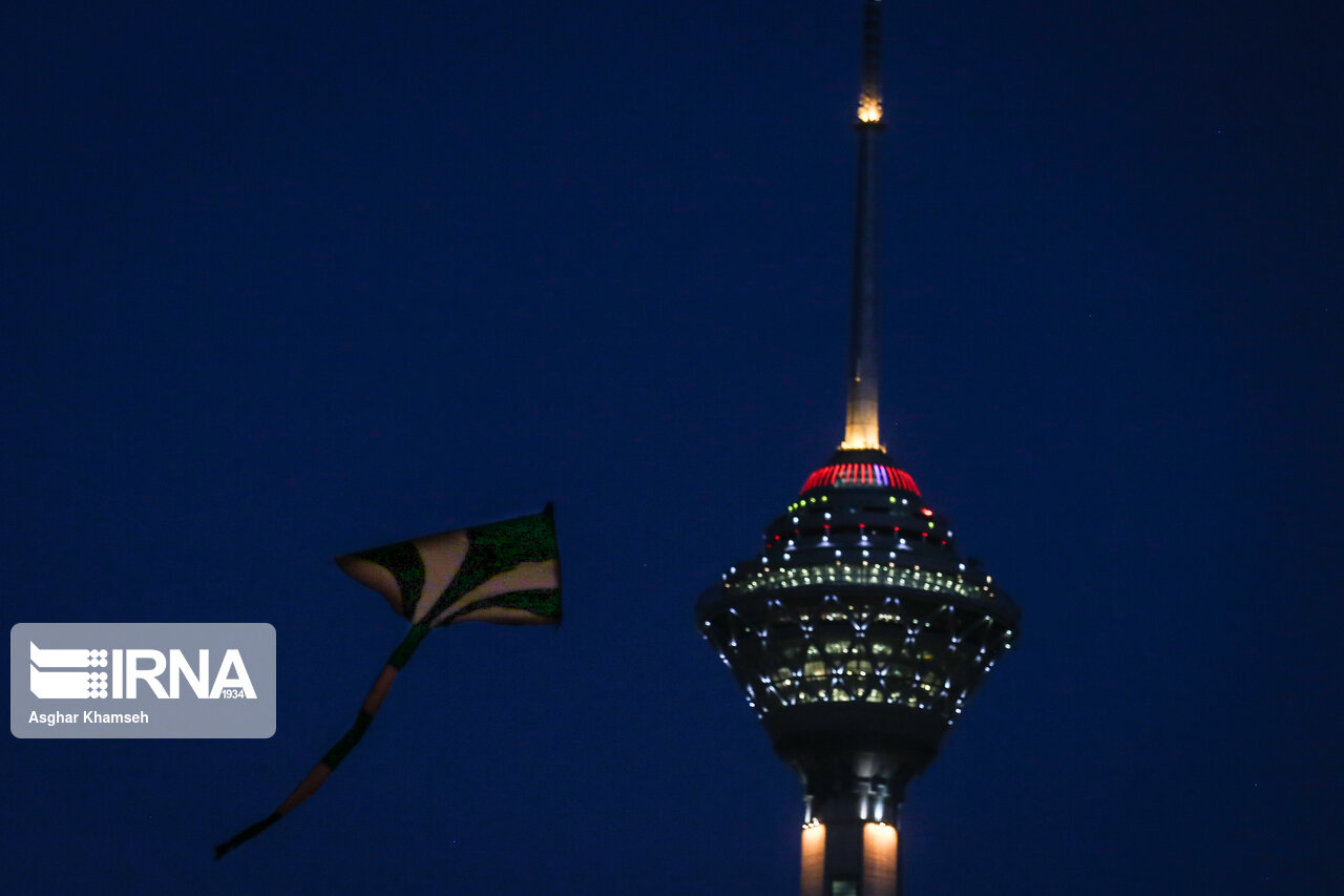 بادبادک بازی در همسایگی برج میلاد 