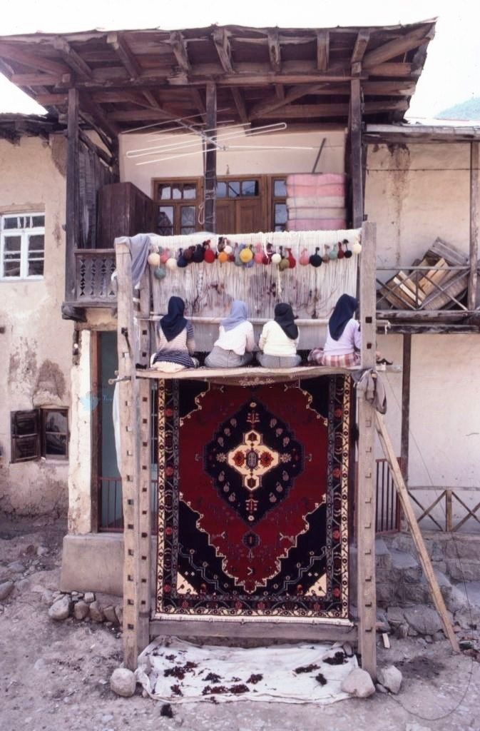 قالیبافی زنان کاشان در سال 68