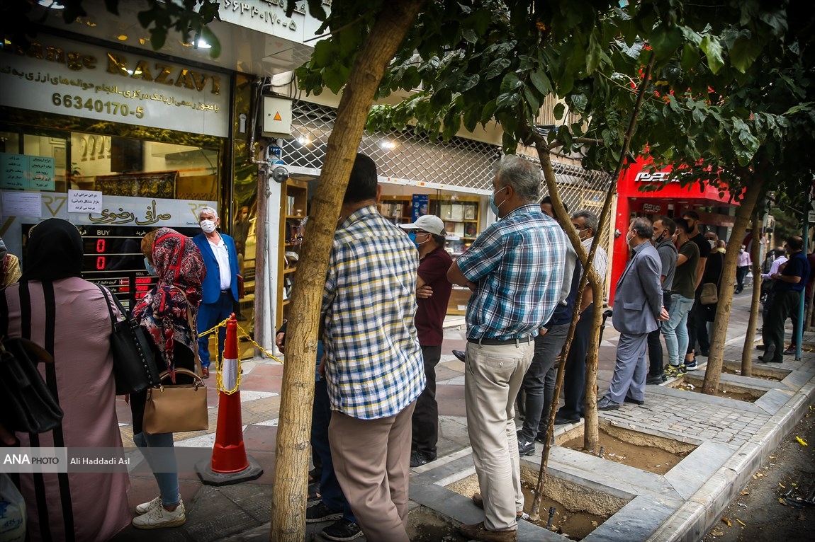 عکس/ بازار سکه و ارز در سراشیبی سقوط، مردم در صف فروش!