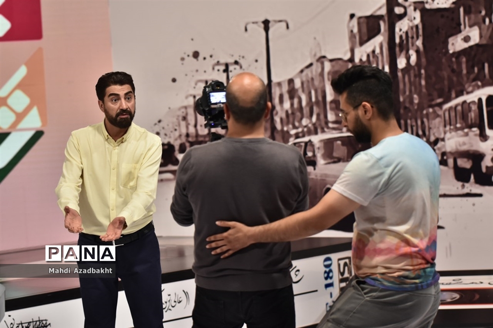 پشت صحنه برنامه تلویزیونی چهل تیکه