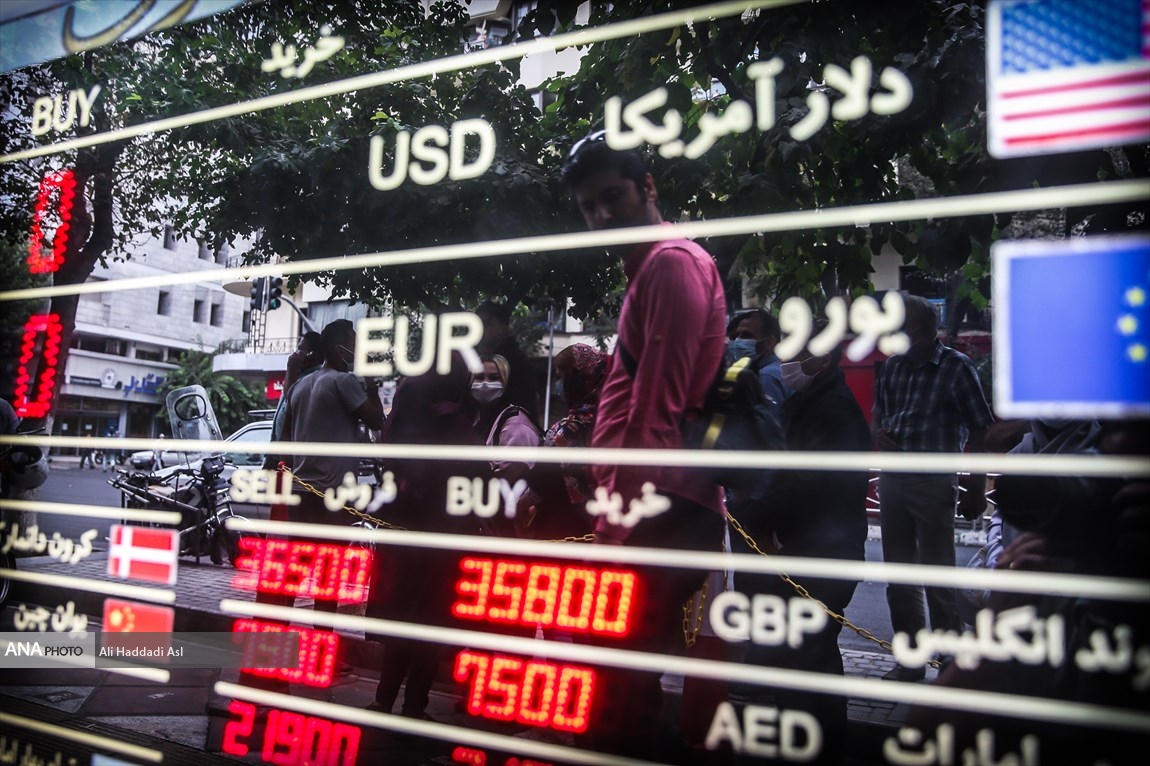 عکس/ بازار سکه و ارز در سراشیبی سقوط، مردم در صف فروش!