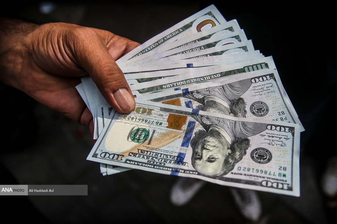 عکس/ بازار سکه و ارز در سراشیبی سقوط، مردم در صف فروش!
